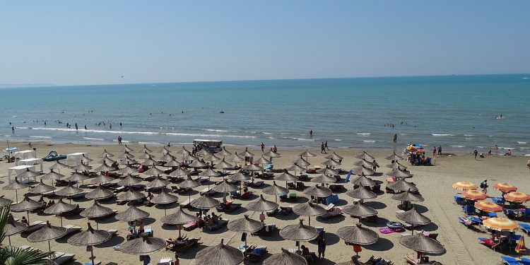 “DITËN E HËNË…”/ Në bregdetin e Kavajës, më shume leje sesa parcela të lira në plazh