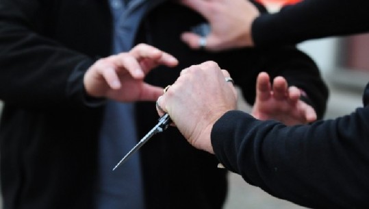 PLAS SHERRI MES FQINJVE/ I riu plagos me thikë 44-vjeçarin, arrestohet nga policia
