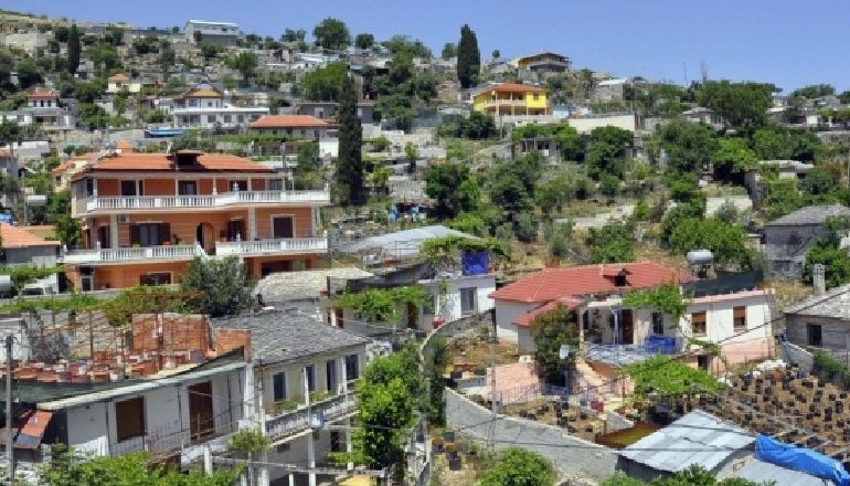 RIKTHEHET DROGA NË LAZARAT/ Arrestohet 58-vjeçari i cili mbushi tokën me kanabis