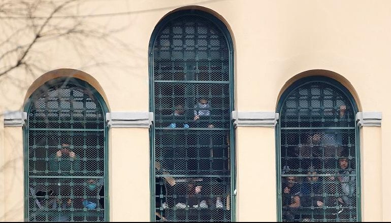 KËRKONIN MASKA DHE TAMPONË/ Dhunuan barbarisht të burgosurit, pezullohen 52 policë në Itali