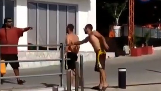 DEL VIDEO/ Tjetër incident në Himarë, sherr mes një të huaji dhe dy shqiptarëve: Largohuni se…
