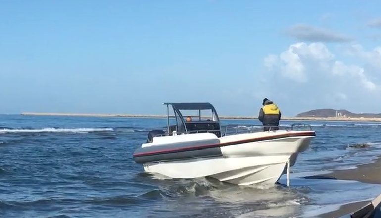 NISEN NGA KARABURUNI ME GOMONE POR PRISHEN MOTORËT/ Turistët mbeten në mes të detit, pas disa orësh…