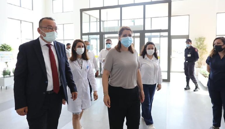 VIZITON SPITALIN E RI MEMORIAL NË FIER/ Manastirliu: Bëhen përgatitjet për pneumologjinë, infektivin dhe…