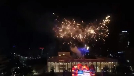 245 VJETORI I PAVARËSISË SË SHBA/ Tirana dhuron spektakël fishekzjarrësh (VIDEO)