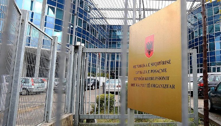 OPERACIONI I SPAK/ Zbardhen 4 akuzat për 9 zyrtarët dhe 2 biznesmenët e arrestuar