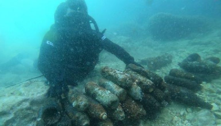 FORCAT DETARE SHQIPTARE DHE MARINA FRANCEZE PASTROJNË DETIN/ Gjenden 310 municione historike në Vlorë