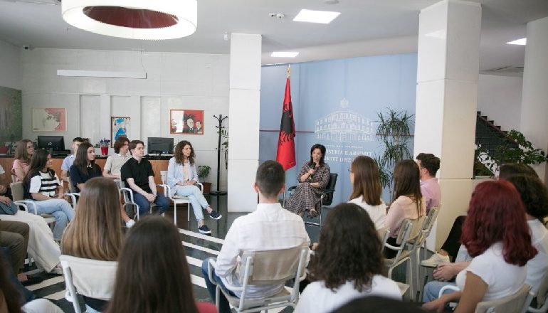 PAS PËRFUNDIMIT TË PROVIMEVE/ Ministrja Kushi pret 40 maturantët me mesatare 10