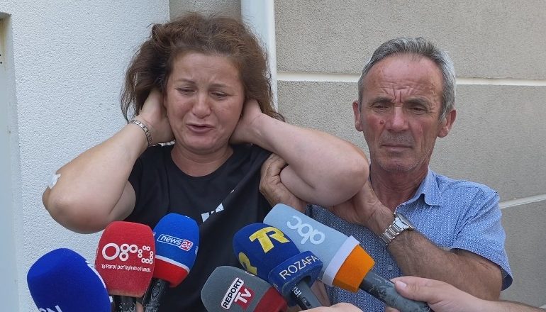 AKUZOHET PËR DHUNË/ Gjykata e lë në ‘arrest shtëpia’, 45-vjeçarja: Nuk e kam rrahur, por i hoqa celularin se…