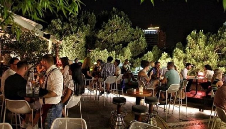NUK RESPEKTUAN ORËN POLICORE DUKE VENDOSUR MUZIKË/ Gjobiten 2 administratorë në Shëngjin