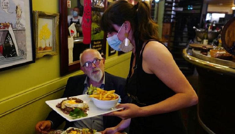 PËRHAPJA E VARIANTIT DELTA/ Franca rikthen masat anti-COVID, në bare, kafe dhe restorante