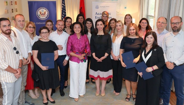 MOTIVOJNË STUDENTËT/ Ambasadorja Kim dhe ministrja Kushi: Kontribuoni në fuqizimin e Shqipërisë