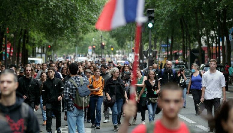 COVID-19/ Macron vendos certifikatën e vaksinimit “biletë” për tu futur në bare e restorante, mijëra qytetarë ngrihen në protesta