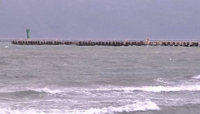 MOTI I KEQ ME ERË TË FORTË/ Bashkia e Vlorës thirrje pushuesve në det: Jini të kujdesshëm…
