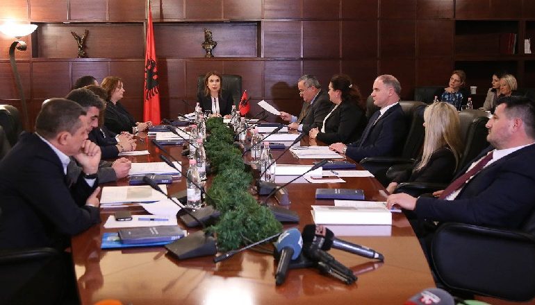 JETON NË SHBA DHE NUK PARAQITET NË PUNË PREJ DY VITESH/ ILD kërkon shkarkimin gjyqtares së 21 janarit