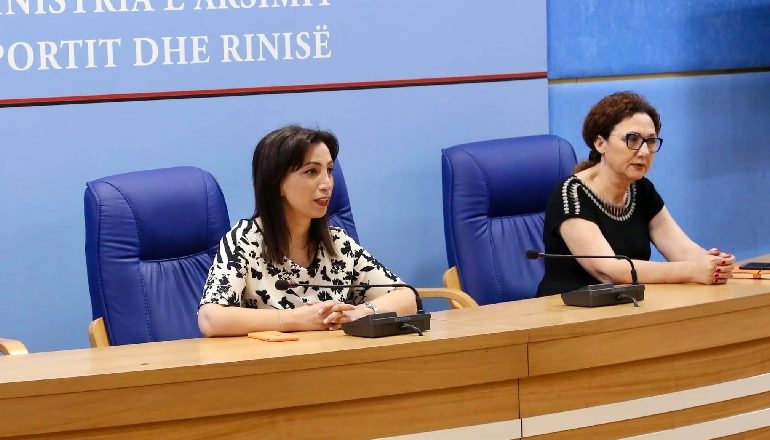 RISI PËR SEZONIN 2021-2022/ Ministrja Kushi: Nisin përgatitjet për futjen e gjuhës angleze në klasë të parë