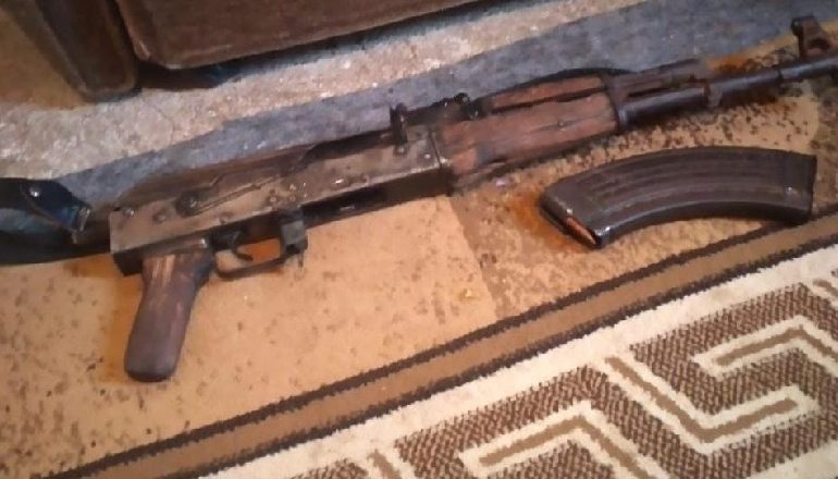 KAPET DUKE SHPËRNDARË DROGË 18-VJEÇARI NË RRËSHEN/ Në shtëpi i gjendet një automatik me krehër me 30 fishekë