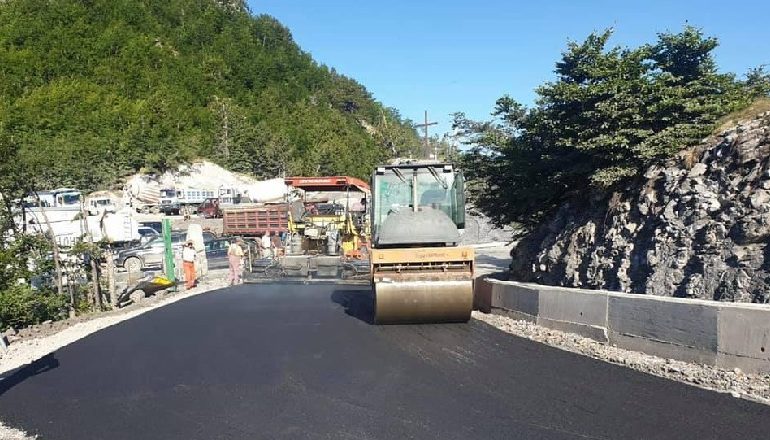 PUBLIKON PAMJET NGA PUNIMET NË AKSIN QAFË THORË-THETH/ Rama: E pandalur puna për akset që të çojnë në destinacione turistike…