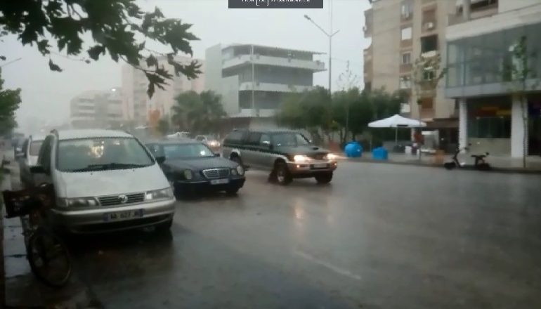 PAS TË NXEHTIT AFRIKAN/ Shqipëria “pushtohet” nga shirat në të gjithë territorin, braktisen plazhet