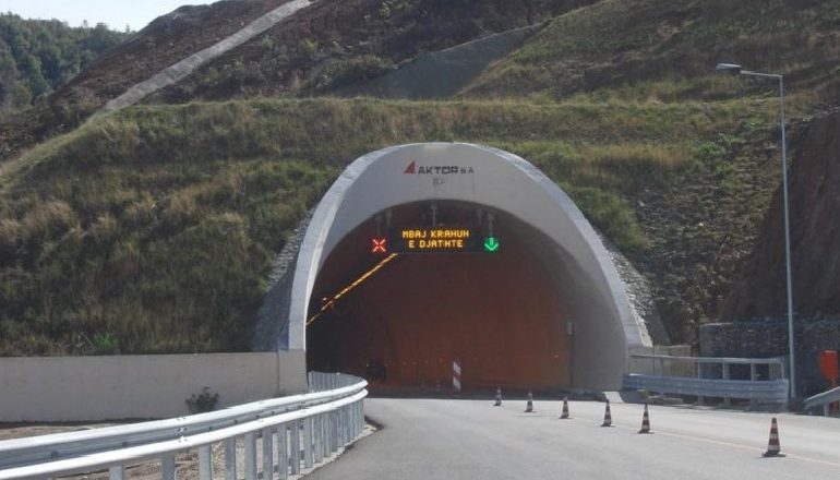 MOTI I KEQ/ Dy çiklistë HUMBIN kontrollin në dalje të tunelit të Elbasanit, njëri prej tyre…