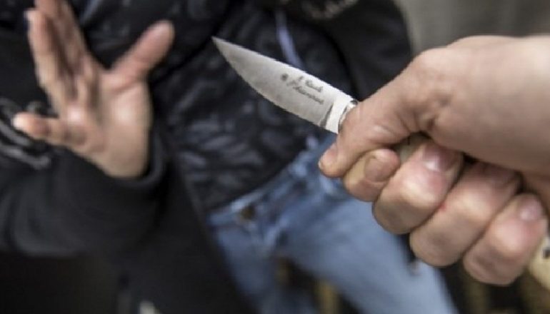 PLAGOSI ME THIKË VËLLANË PAS SHERRIT PËR PRONËN/ Arrestohet 32-vjeçari në Tiranë