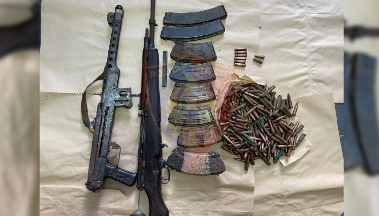 ARRESTOHET 57-VJEÇARI NGA LEZHA/ Mbante në shtëpi automatik, pushkë, 8 krëhra me 232 fishekë luftarak