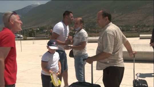 AEROPORTI E KTHEN KUKËSIN NË DESTINACION/ Çifti turk: Erdhëm me pushime, kemi dëgjuar për qoftet… (VIDEO)