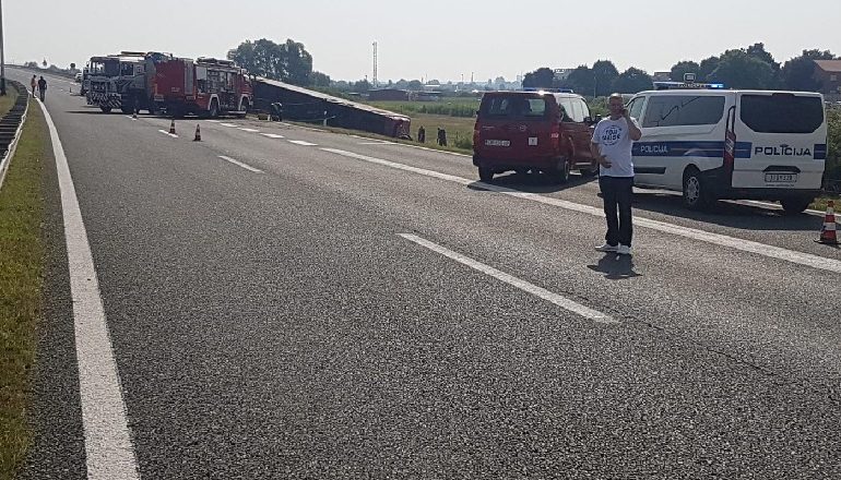 AKSIDENTI TRAGJIK NË KROACI/ Autobusi ka dalë nga rruga dhe është përmbysur. Dyshohet se shoferi… (DETAJET)