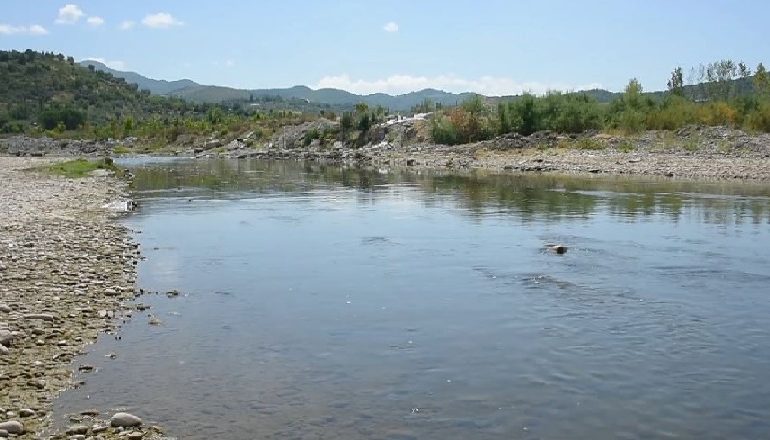 ARRESTOHET 65-VJEÇARI NË PEQIN/ Kishin ndërtuar një rrugë për të shfrytëzuar inertet dhe penguan rrjedhjen natyrale të lumit Shkumbin
