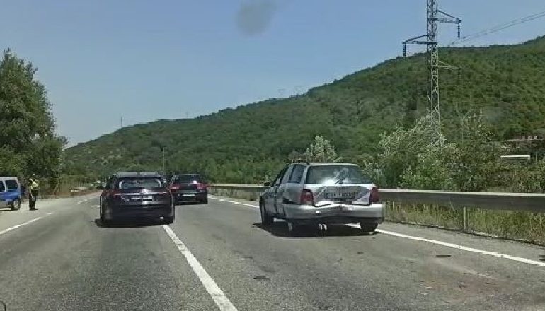 AKSIDENT NË RRUGËN E KOMBIT/ Përplasen 2 automjete, plagoset…