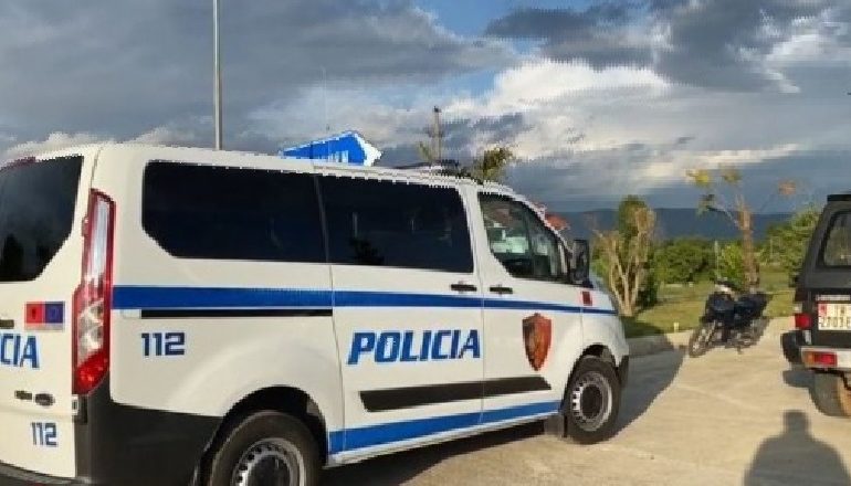NDODH NË TROPOJË/ Babai me djemtë plagosin me thikë një person dhe i dëmtojnë makinën