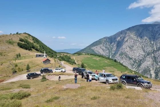 PAMJET/ Izraelitët “pushtojnë” Bjeshkët e Kukësit, të magjepsur pas natyrës dhe ushqimit