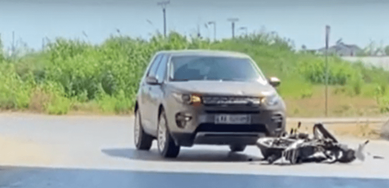 ME SHPEJTËSI “RRUFE”/ Automjeti luksoz përplas motorin në Novoselë, drejtuesi rëndë në spital