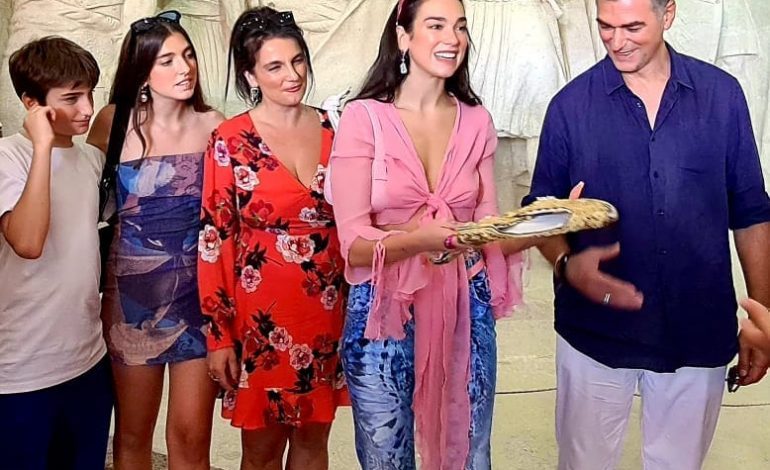 PAS TIRANËS/ Dua Lipa dhe familja e saj vizitojnë një tjetër qytet shqiptar