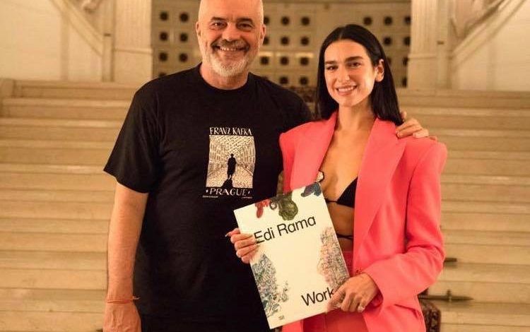 “ÇFARË ÇIKE…”/ Dua Lipa vjen në Tiranë, Rama publikon FOTON: Uroj të mbretërojë 100 vjet në fronin ku është ulur