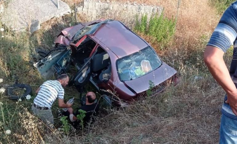 MAKINA DEL NGA RRUGA NË AKSIN LEVAN-TEPELENË/ Plagoset rëndë shoferi (PAMJET)
