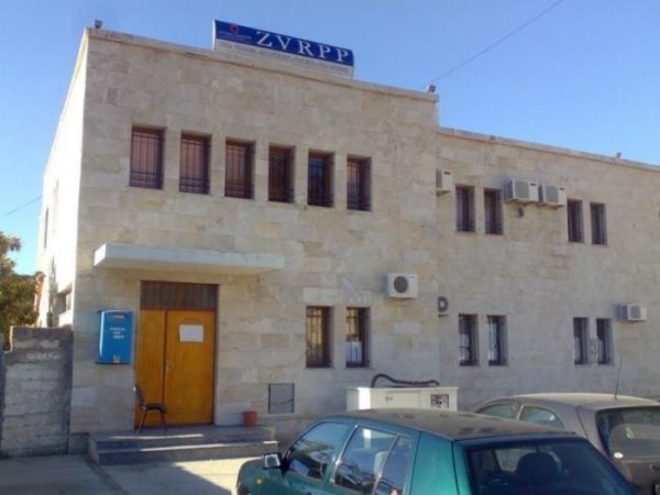 E RËNDË/ Incident në Hipotekën e Vlorës, drejtori konfliktohet fizikisht me një qytetar