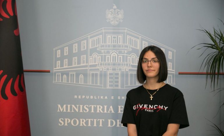 FOTOT DHE EMRAT/ Ja kush janë 40 maturantët me rezultatet më të LARTA për këtë vit