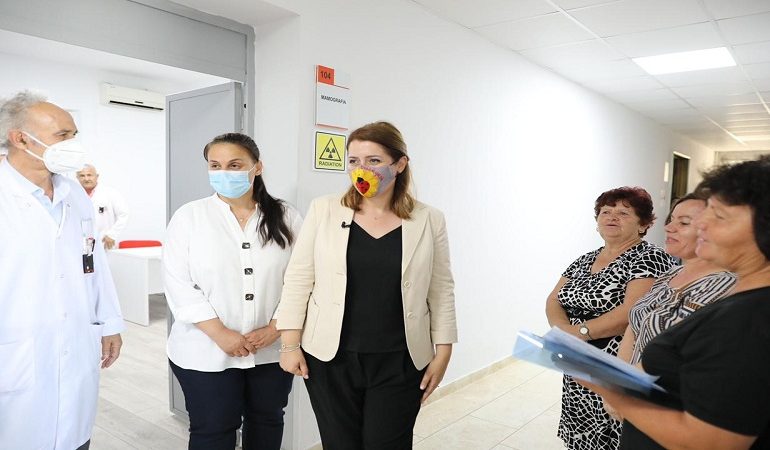 “SHËRBIM CILËSOR…”/ Manastirliu: Plotësohen me mamografi të gjitha spitalet rajonale