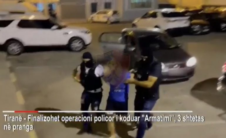 SEKUESTROHEN ARMË/ Arrestohen tre të rinj në Tiranë, çfarë zbuloi policia (EMRAT)