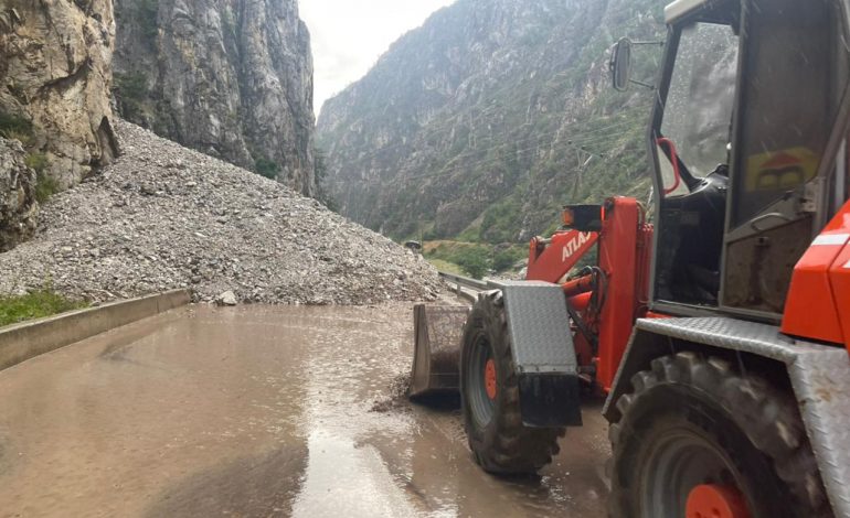RESHJET E DENDURA TË SHIUT/ Bllokohet aksi Kukës-Shishtavec nga rënja e inerteve, nis puna për kthimin në normalitet (VIDEO)