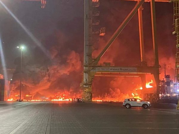 TRONDITET DUBAI/ Shpërthim i fuqishëm në port. Zjarr, tym i zi dhe gjithçka e shkatërruar (VIDEO)
