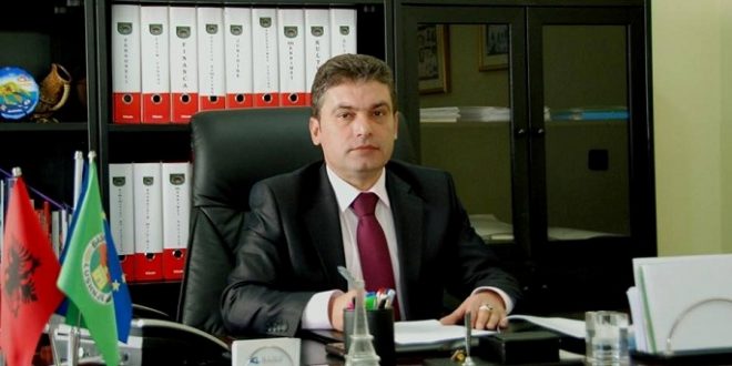 KORRUPSION ME NAFTËN E BASHKISË/ Drejtori i Ndërmarrjes-menaxherit të karburantit: Mbushe shpejt tani makinën me ‘3 teta’, është…