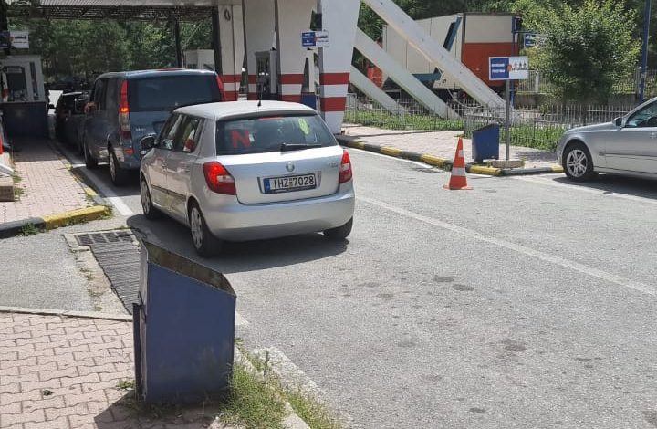 E BLLOKUAR PAS DISA ORËSH/ Normalizohet situata në Kapshticë, pala greke i përshtatet ritmit shqiptar dhe punon me disa sportele