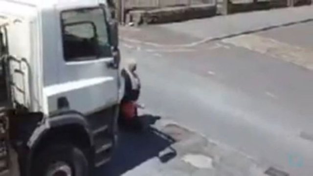 AKSIDENT I FRIKSHËM/ Kamioni 32 tonë merr përpara gruan dhe… (FOTOT)
