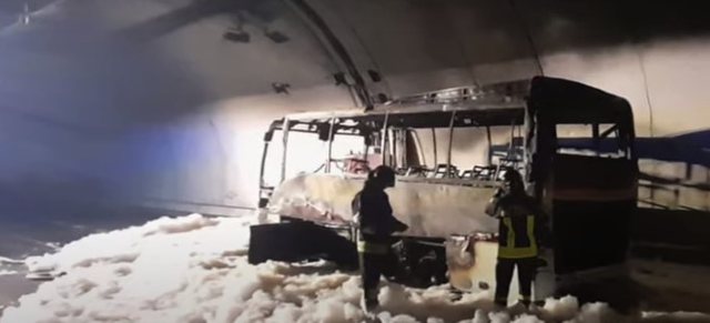 MERR FLAKË AUTOBUZI ME 24 FËMIJË/ Shoferi bëhet HERO, i shpëton të gjithë (VIDEO)