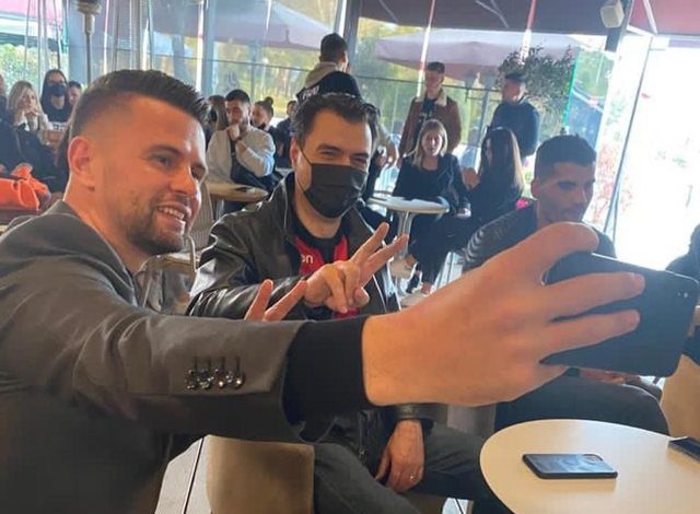 FLET SI “POLITIKAN”/ Andi Lila: Unë jam për Bashën si LIDER, meqë Berishën se kam takuar kurrë
