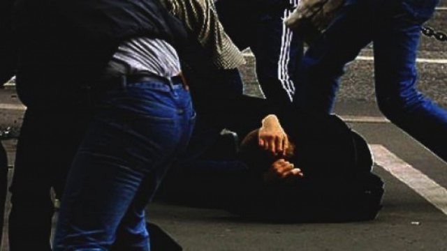 “KUSH JE TI MO P*** MOTRE?” Marokeni i futet në shtëpi për ta vjedhur, durrsaku e rreh barbarisht (VIDEO)