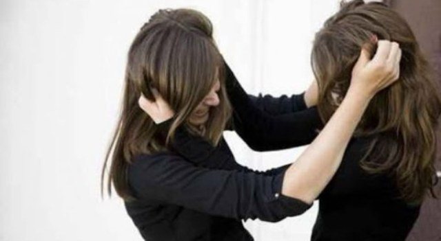 I SHKULI FLOKËT DHE E BËRI PËR SPITAL KUNATËN/ Arrestohet 45-vjeçarja nga Lezha
