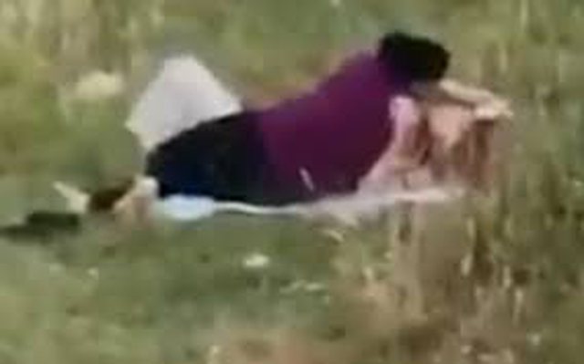 NUK PËRMBAHEN/ Dy vajza puthje “të zjarrta” dhe prekje intime në mes të ditës në Liqenin e Farkës (VIDEO)