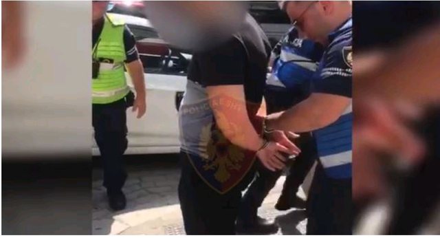 TENTOI TË KORRUPTONTE POLICIN RRUGOR ME…/ Arrestohet 21-vjeçari (EMRI+VIDEO)
